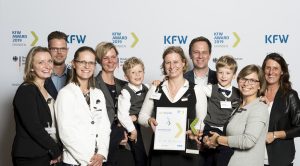 Gewinnergruppenportrait des Unternehmens Systema Natura vor einer Pressewand bei der Preisverleihung des KfW Award Gründen 2019.